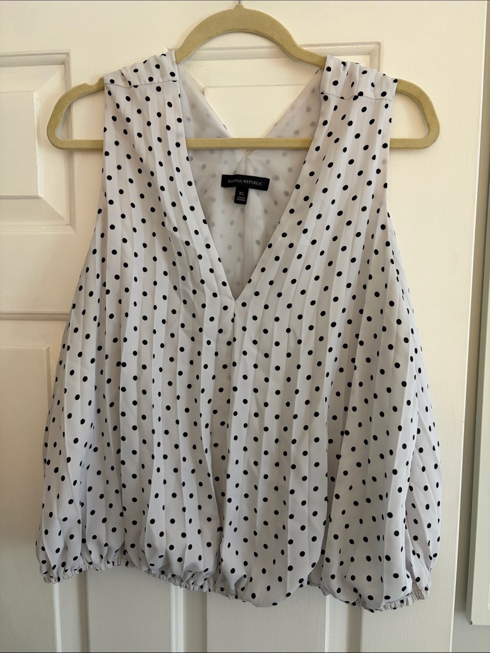 Banana Republic White Polka Dot V-Neck Sleeveless Camisole